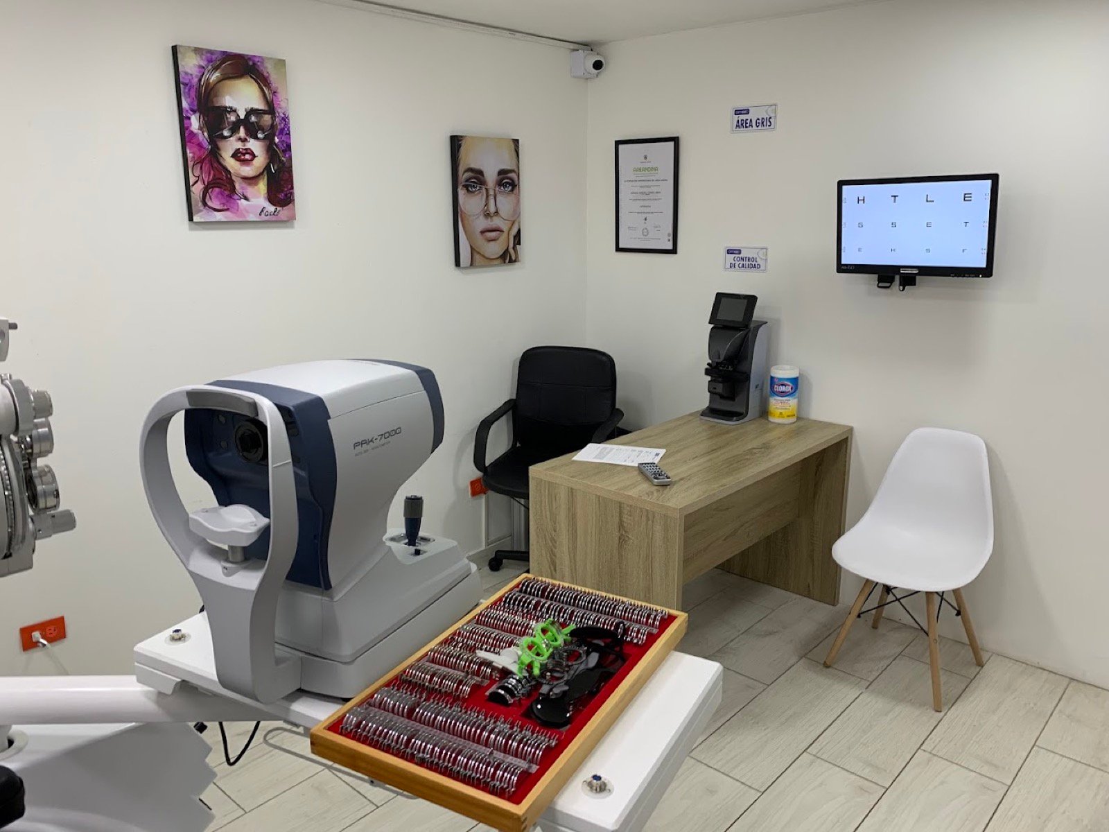Consultorio de optometría de Optigo, con autorrefractómetro y optotipo