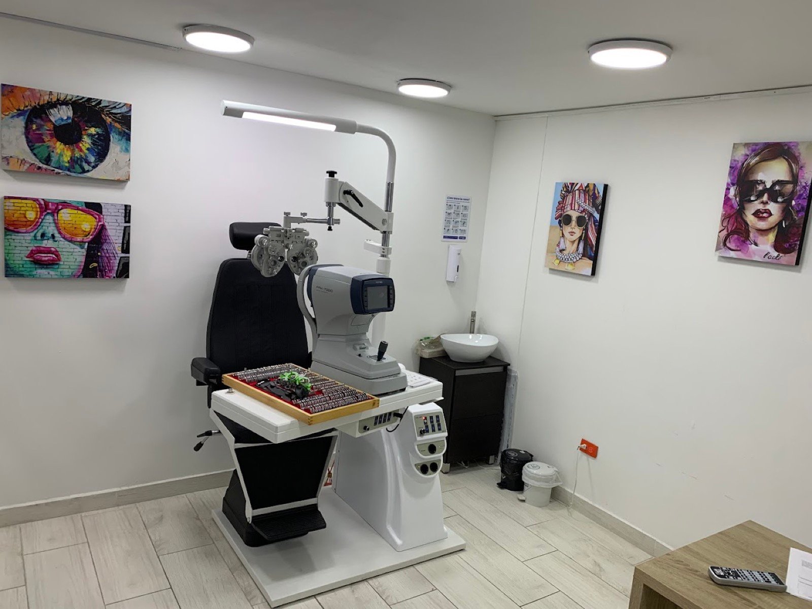 Sillón de examen con foróptero en el consultorio de Optigo