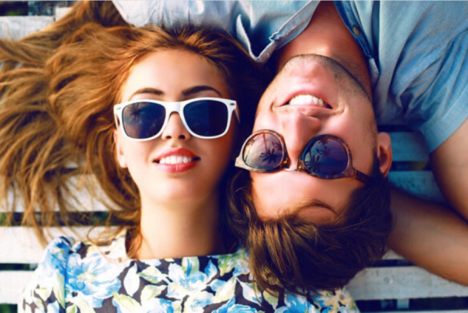 Dos personas con gafas de sol tumbadas al aire libre
