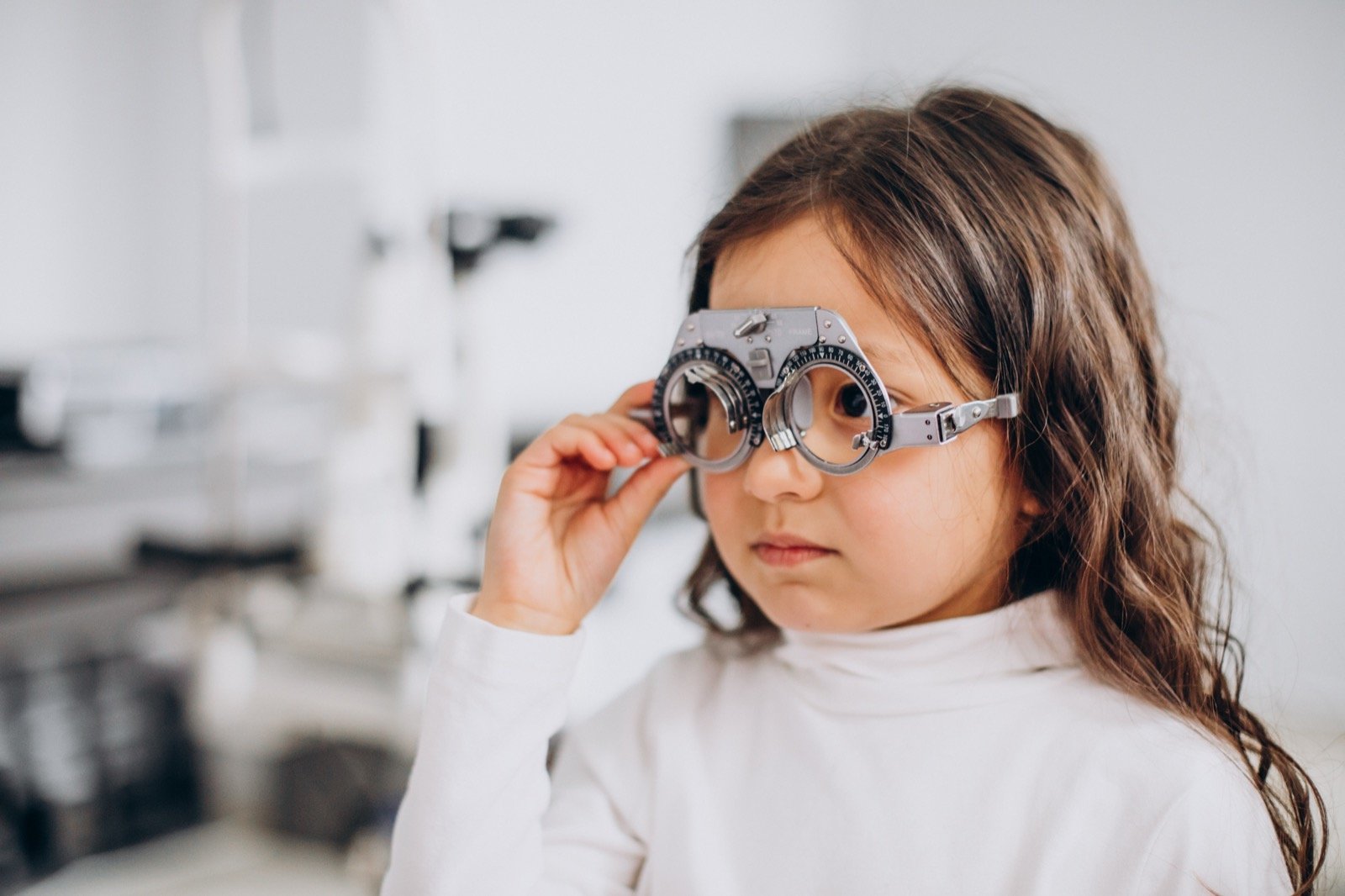 Niña durante su examen visual con montura de prueba